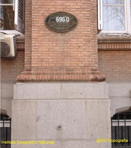 Placa de Nivelación - Altitud 696.0 en uno de los edificios del Instituto Geográfico Nacional de España en Madrid.