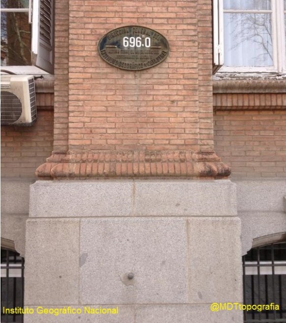 Placa de Nivelación - Altitud 696.0 en uno de los edificios del Instituto Geográfico Nacional de España en Madrid.